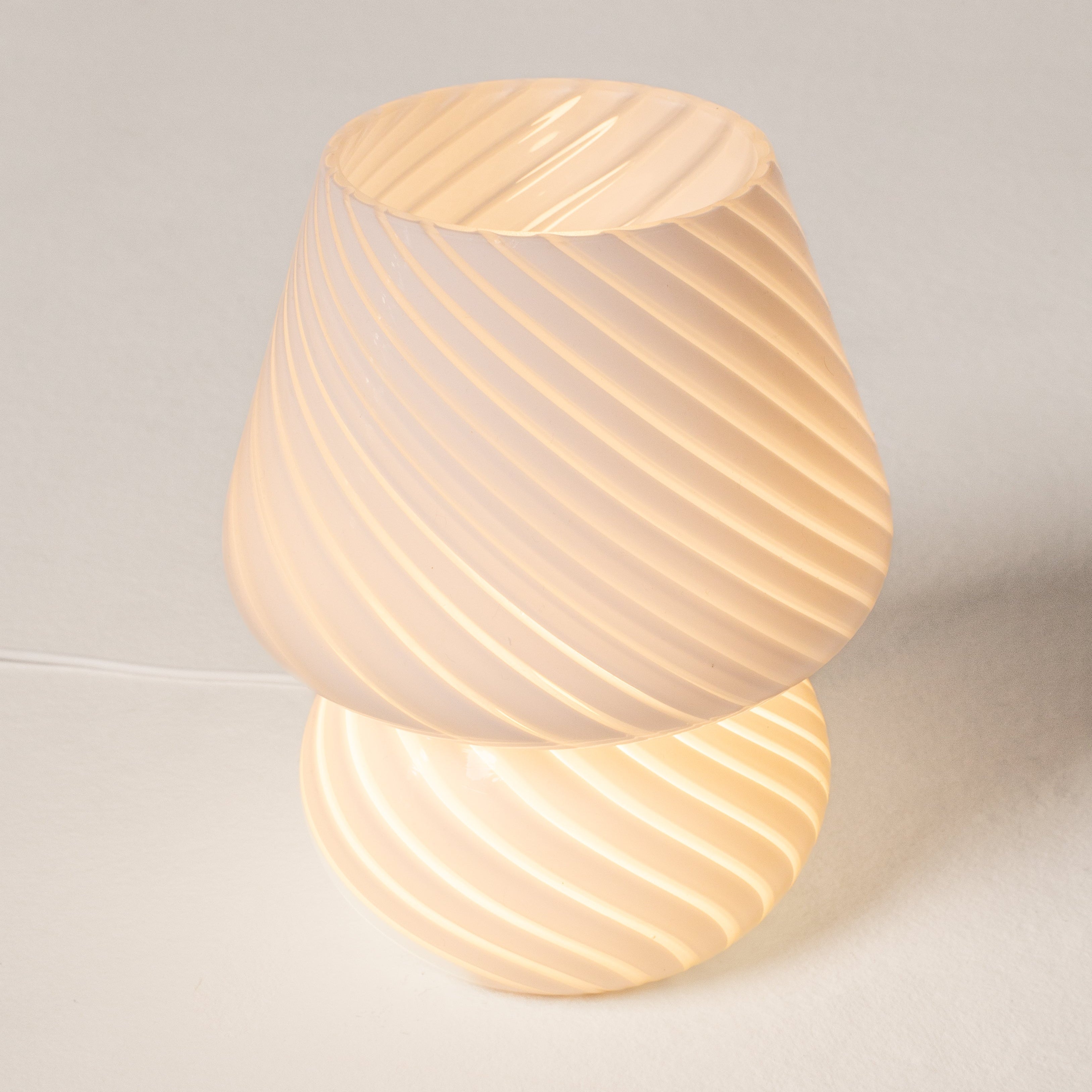 Abajur de Mesa Cogumelo em Vidro - Luminária Decorativa para Ambientes Modernos