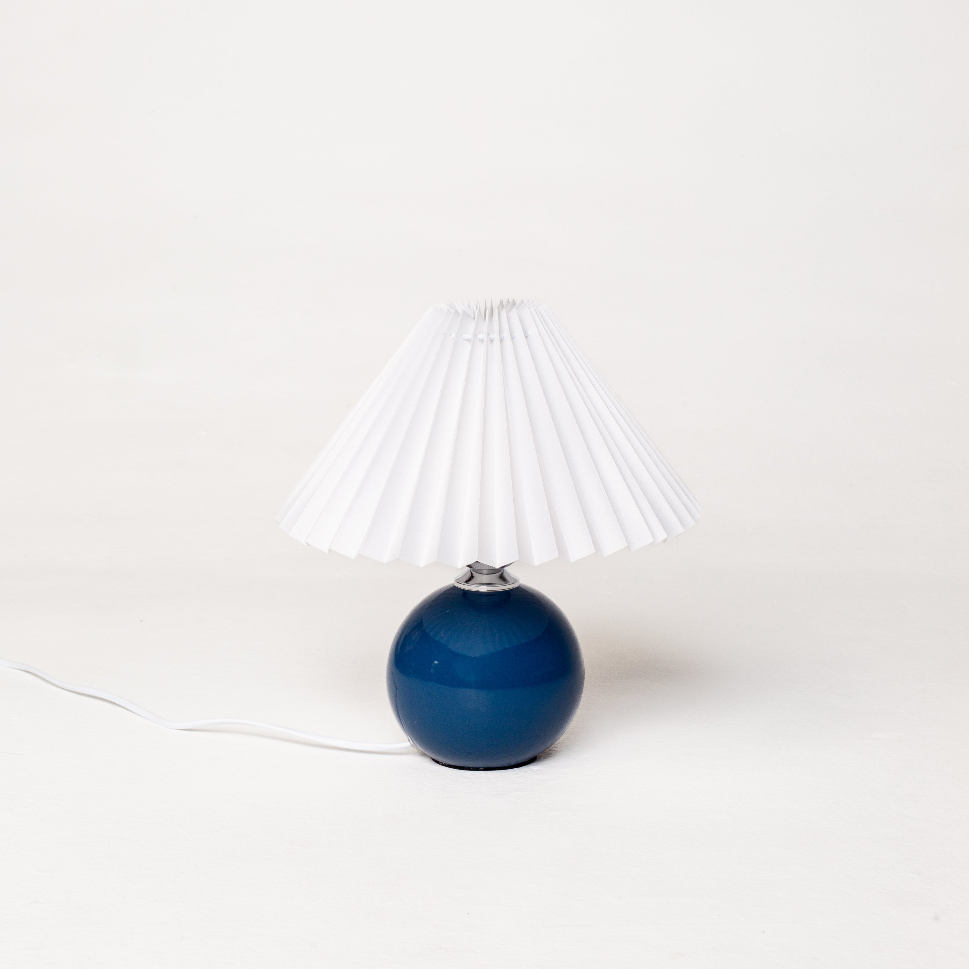 Abajur de Mesa Retrô Bivolt com Design Elegante - Iluminação Vintage para Ambiente