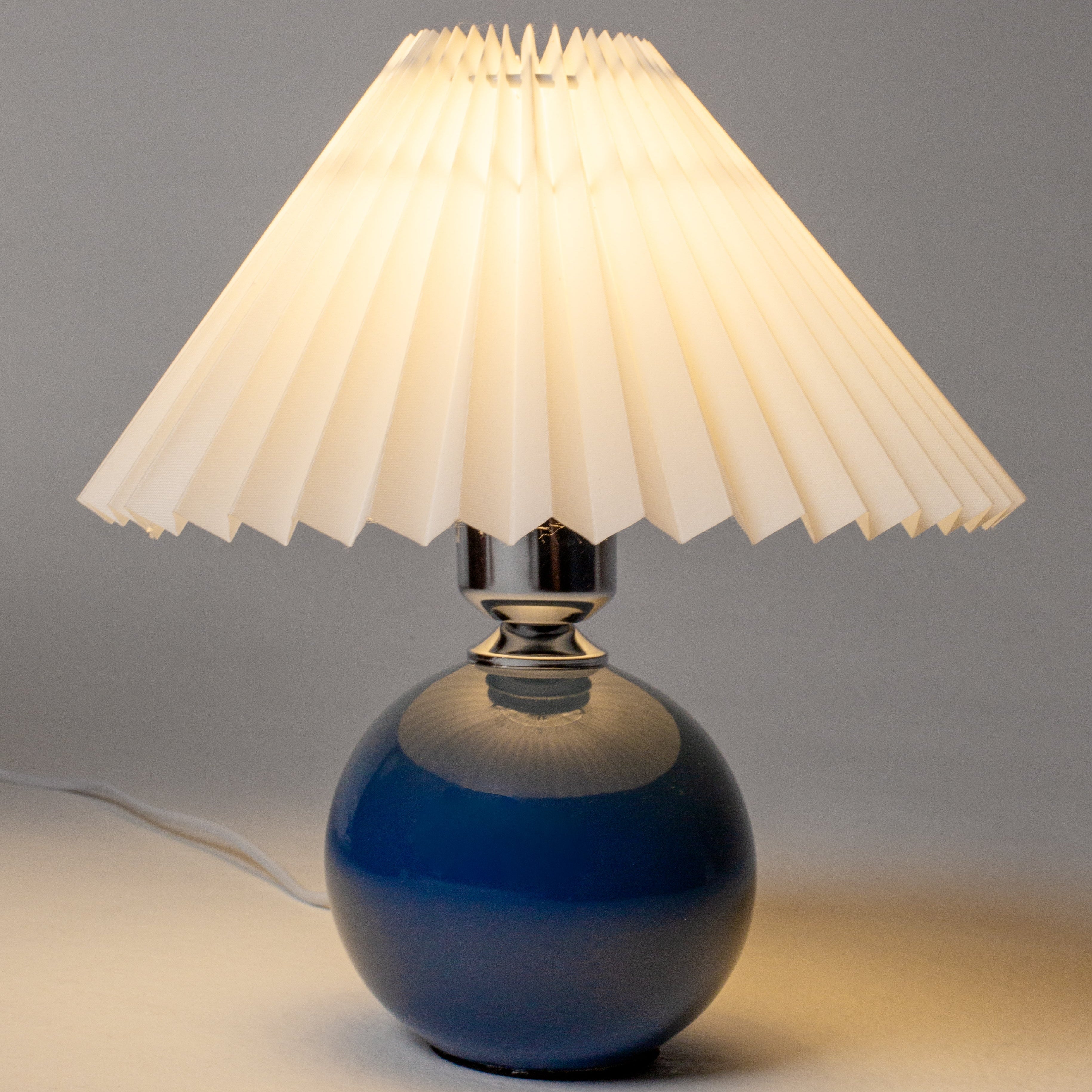 Abajur de Mesa Retrô Bivolt com Design Elegante - Iluminação Vintage para Ambiente