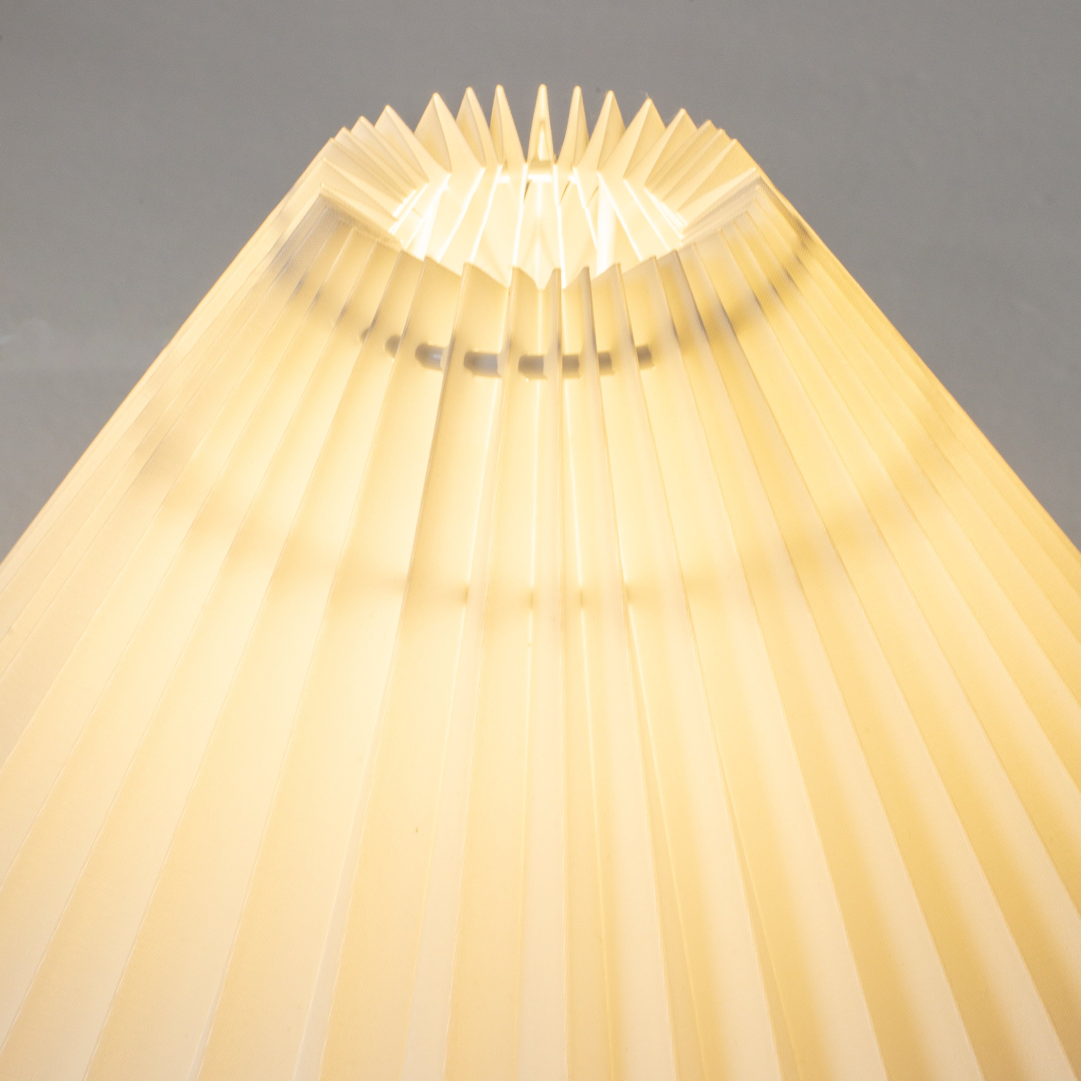 Abajur de Mesa Retrô Bivolt com Design Elegante - Iluminação Vintage para Ambiente