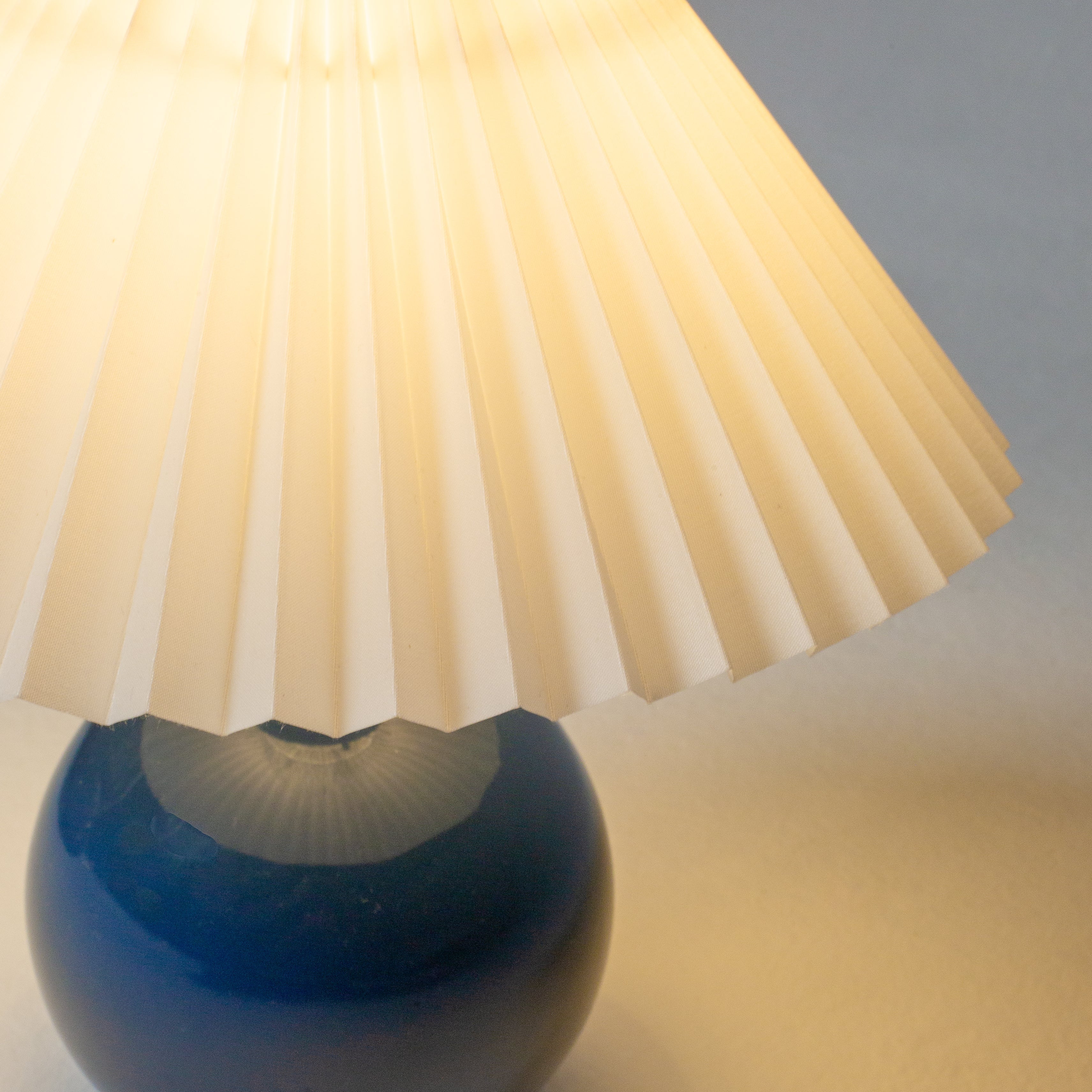 Abajur de Mesa Retrô Bivolt com Design Elegante - Iluminação Vintage para Ambiente