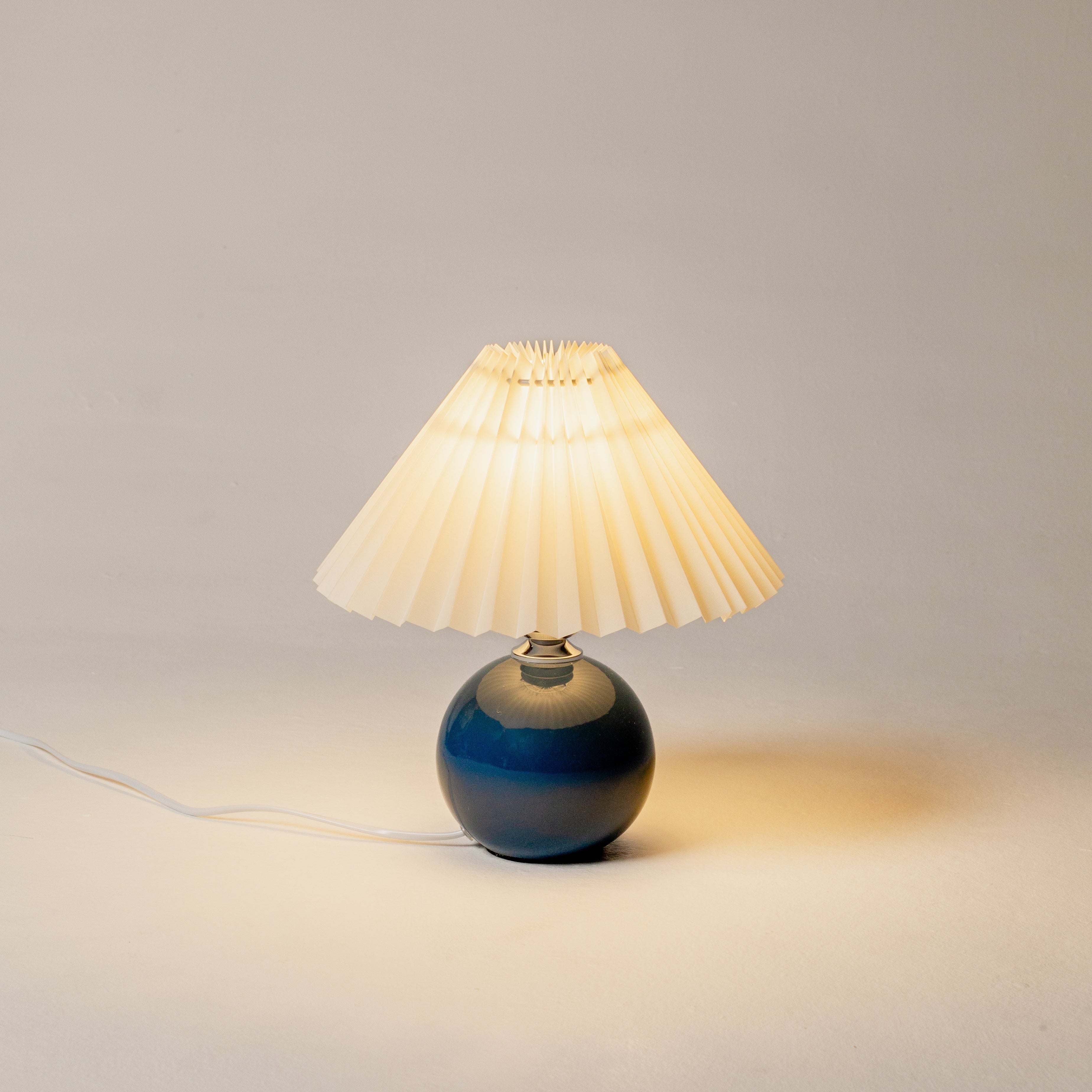Abajur de Mesa Retrô Bivolt com Design Elegante - Iluminação Vintage para Ambiente