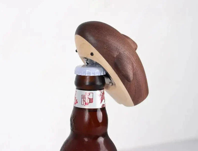 Abridor de Garrafas Criativo em Madeira de Carvalho - Design Tubarão