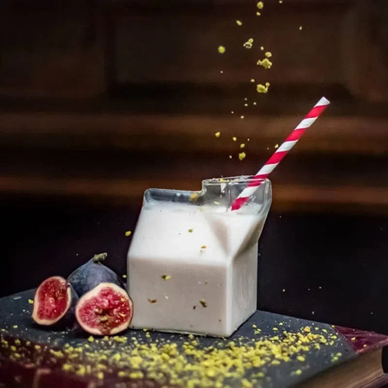 Copo e Jarra de Vidro em Formato de Caixa de Leite - Design Moderno e Funcional