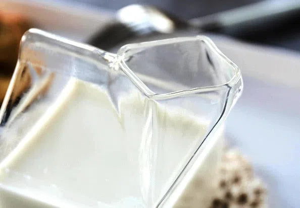 Copo e Jarra de Vidro em Formato de Caixa de Leite - Design Moderno e Funcional