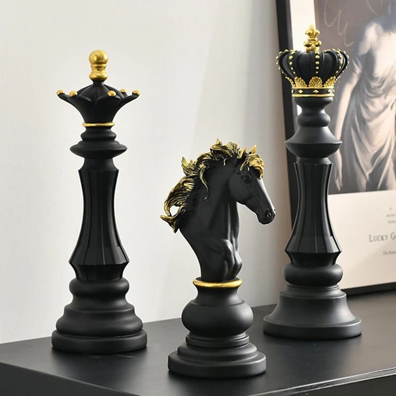 Decoração de Mesa em Resina com Estátua e Peças de Xadrez