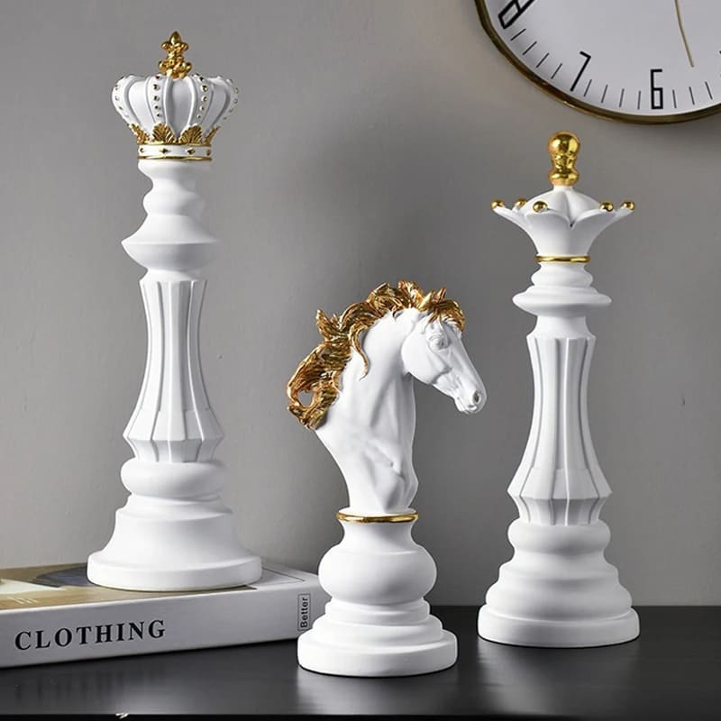 Decoração de Mesa em Resina com Estátua e Peças de Xadrez