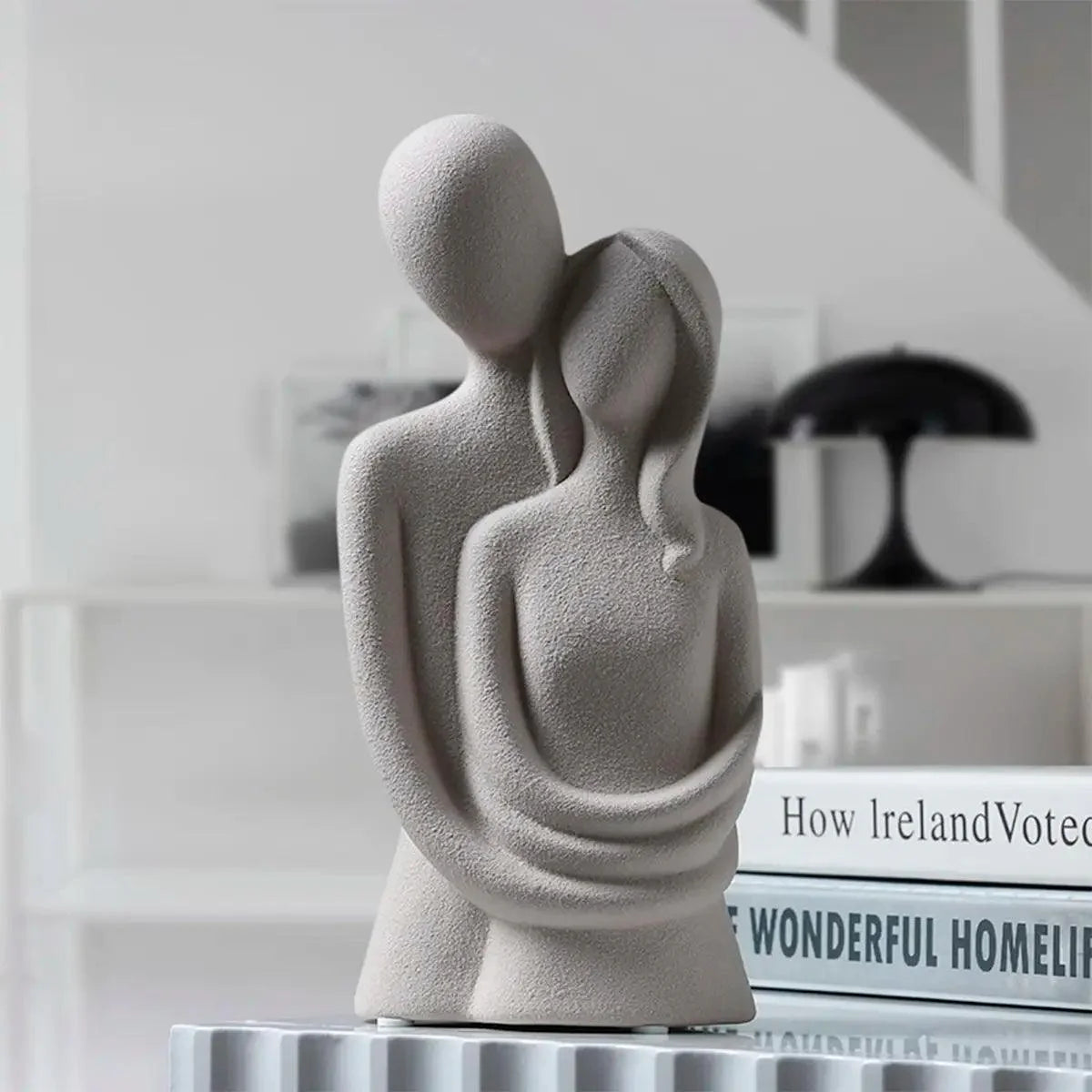 Escultura Decorativa em Resina - Amor Entrelaçado para Decoração de Ambiente