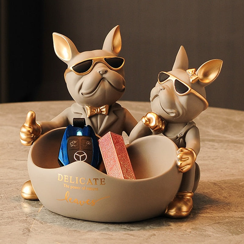 Estatueta Decorativa BullDog Francês Casal Edição Limitada com Suporte de Madeira Brinde