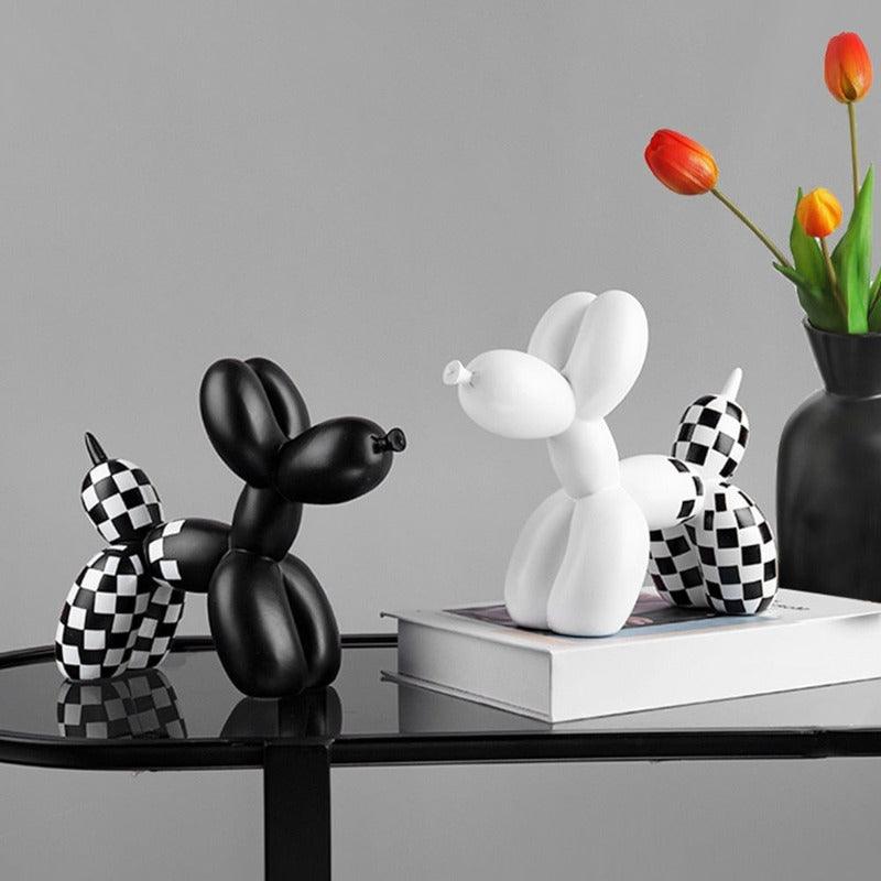 Estatueta Decorativa Cachorro Baloeiro em Estampa Quadriculada