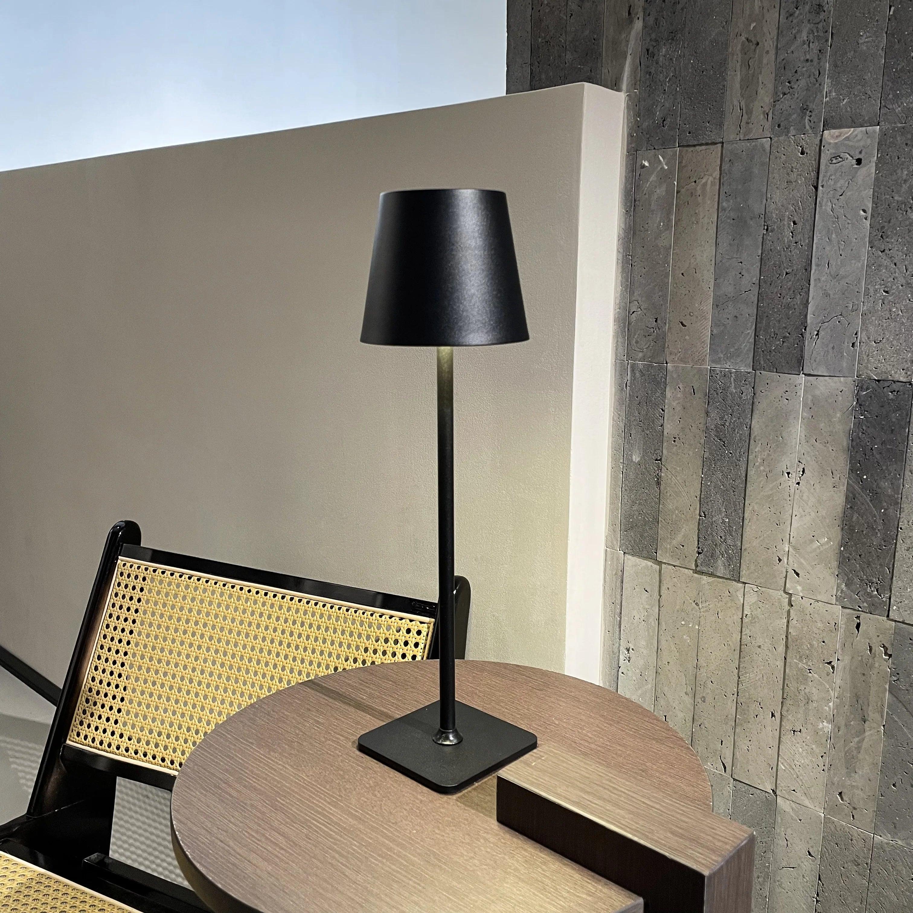 Luminária Portátil Sem Fio Recarregável LED para Interior e Exterior