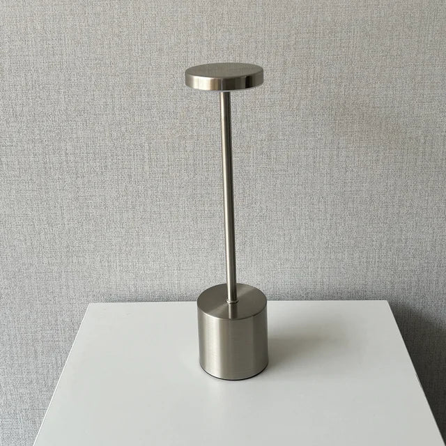 Luminária de Mesa LED Recarregável Sem Fio em Metal - Iluminação Moderna e Prática
