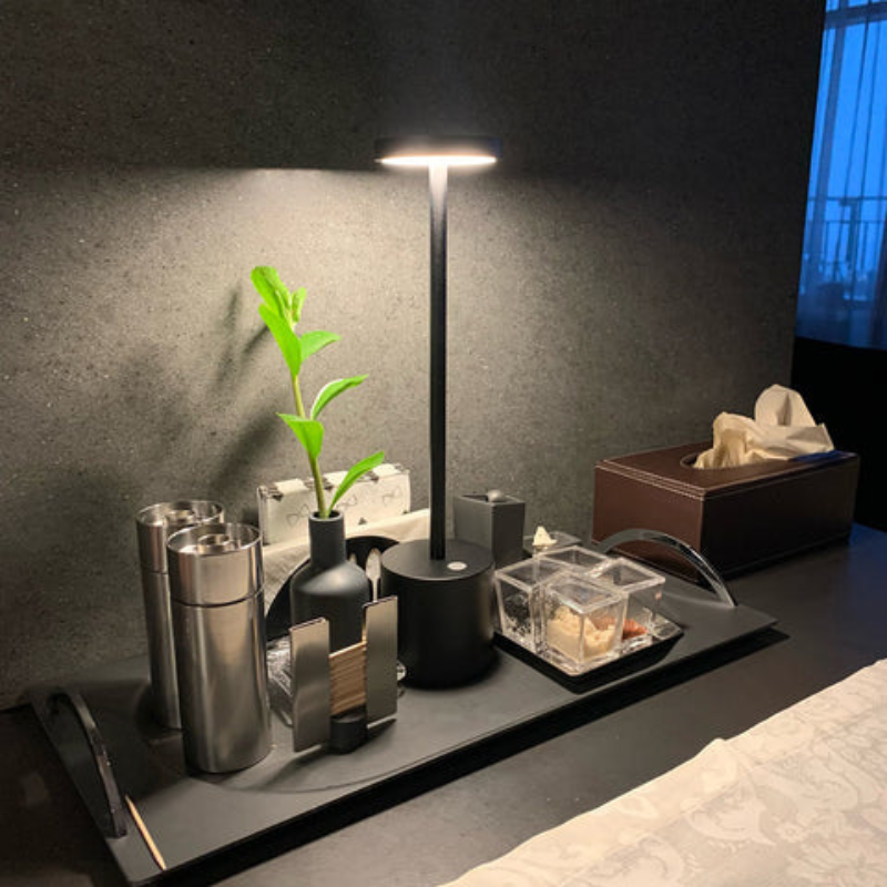 Luminária de Mesa LED Recarregável Sem Fio em Metal - Iluminação Moderna e Prática