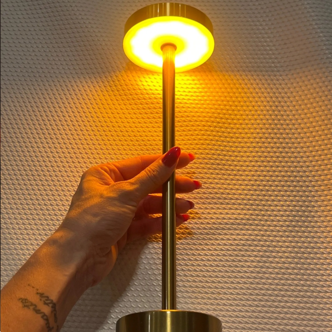 Luminária de Mesa LED Recarregável Sem Fio em Metal - Iluminação Moderna e Prática