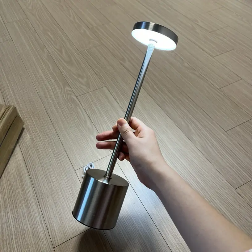 Luminária de Mesa LED Recarregável Sem Fio em Metal - Iluminação Moderna e Prática