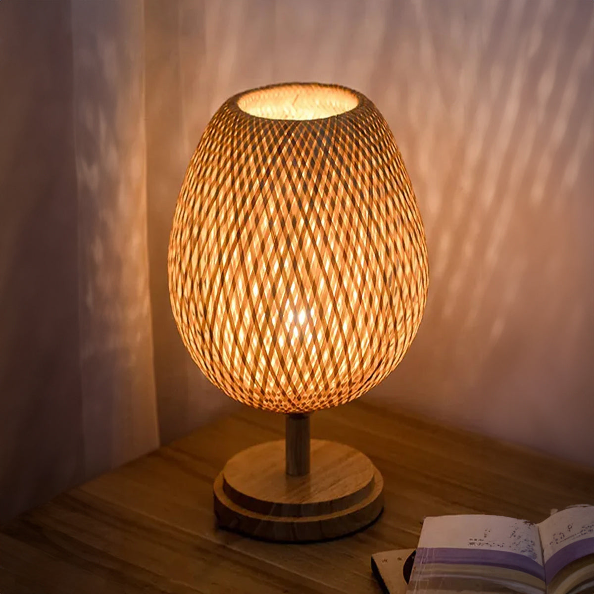 Luminária de Mesa em Bambu e Rattan - Iluminação Decorativa