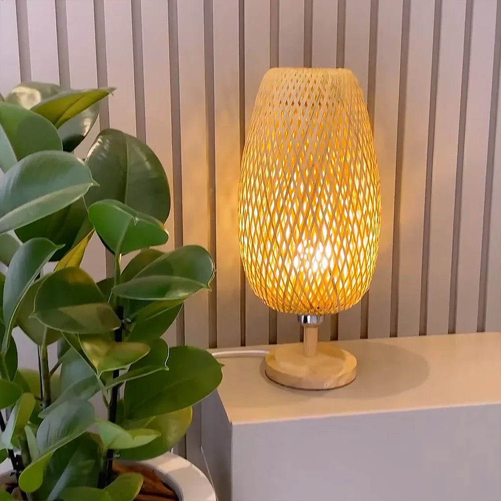Luminária de Mesa em Bambu e Rattan - Iluminação Decorativa