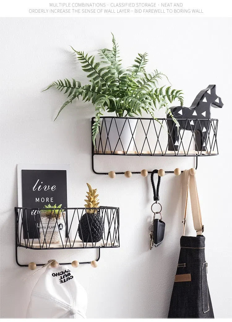 Suporte de Parede com Ganchos e Cesto para Organização de Espaço