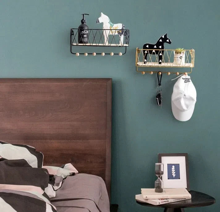 Suporte de Parede com Ganchos e Cesto para Organização de Espaço