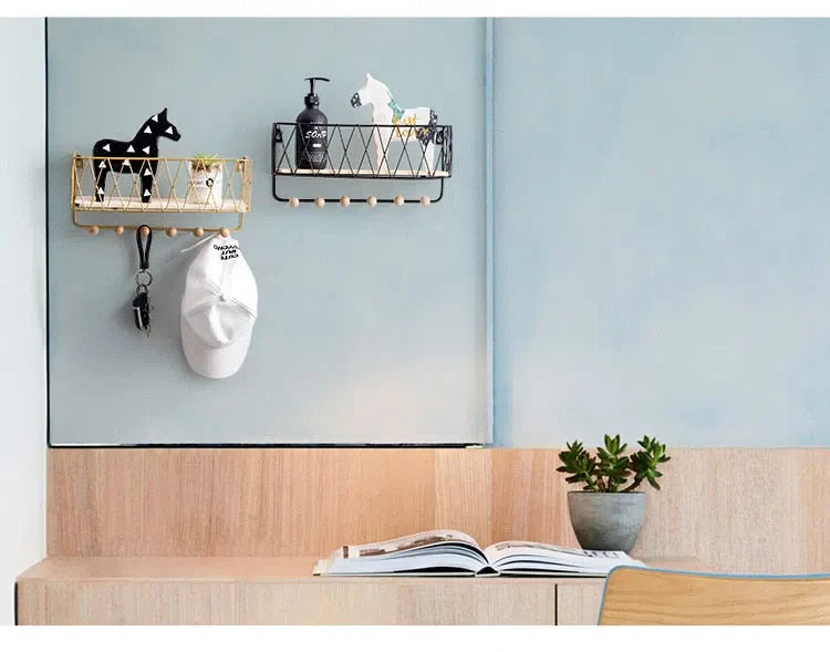 Suporte de Parede com Ganchos e Cesto para Organização de Espaço