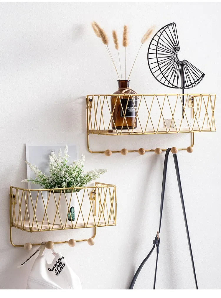 Suporte de Parede com Ganchos e Cesto para Organização de Espaço