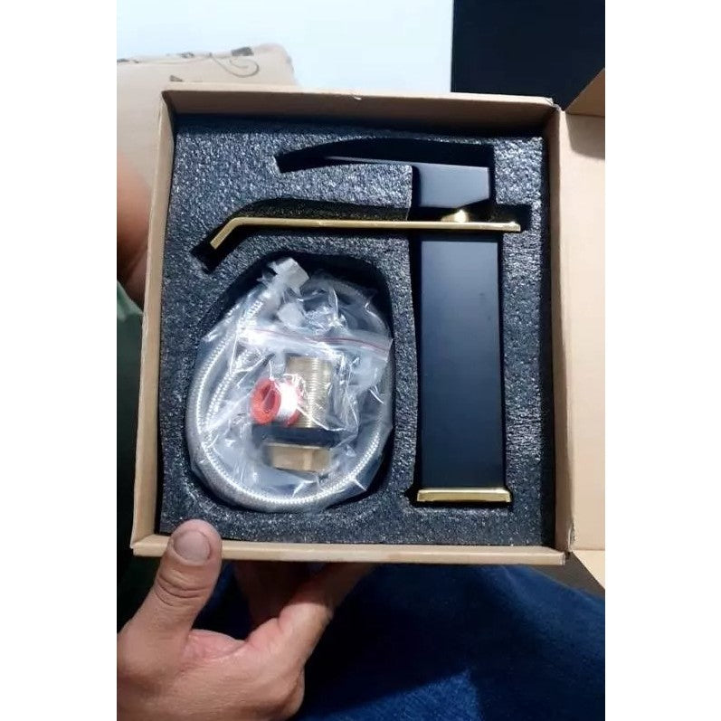 Torneira Monocomando para Banheiro Cascata Preta e Dourada com Bica Baixa Quadrada
