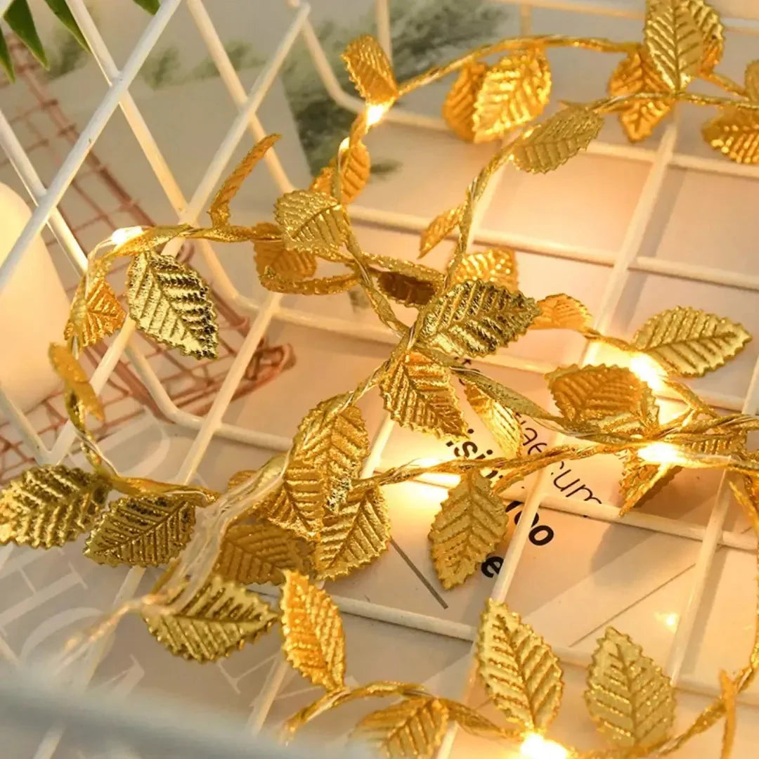 Trepadeira Artificial com Folhas Douradas e Iluminação LED - Decoração de Interiores