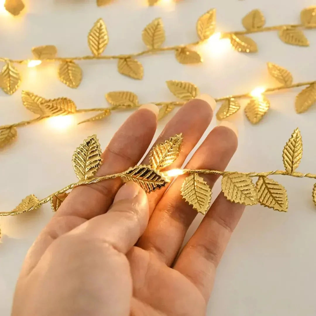 Trepadeira Artificial com Folhas Douradas e Iluminação LED - Decoração de Interiores