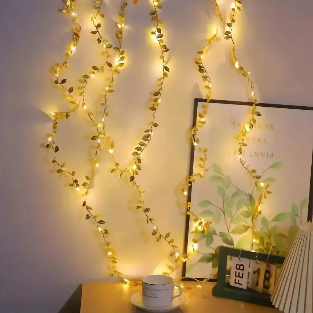 Trepadeira Artificial com Folhas Douradas e Iluminação LED - Decoração de Interiores