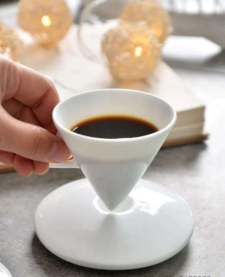 Xícara de Café Equilibrium - Design Moderno e Confortável para Bebidas Quentes