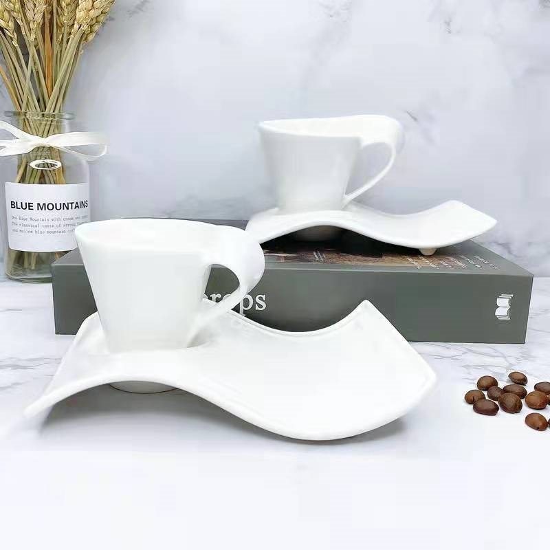 Xícara de Cerâmica com Pires Ondulado - Capacidade de 300ml