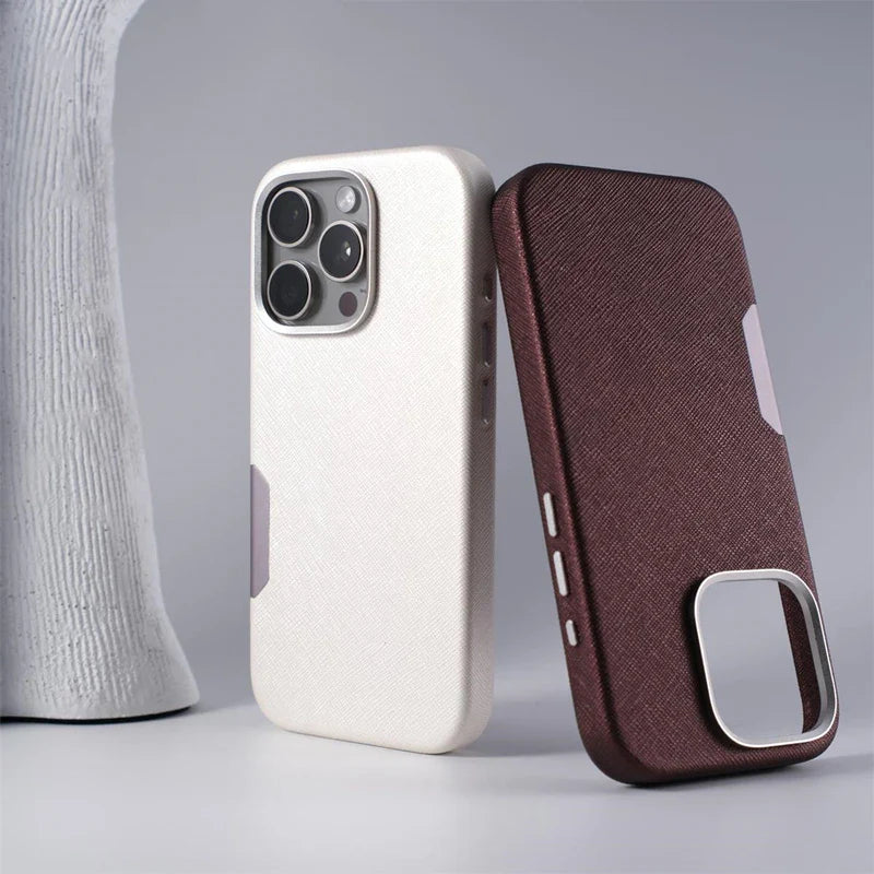 Capa de Couro para iPhone com Detalhes em Metal e Suporte a Carregamento MagSafe