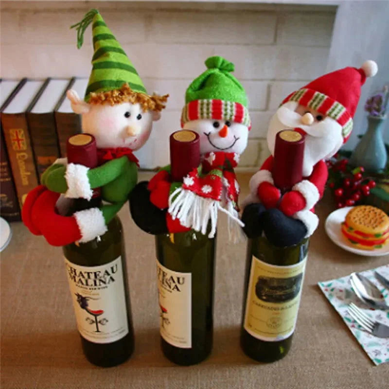 Capa de Garrafa de Vinho Natalina com Papai Noel e Boneco de Neve