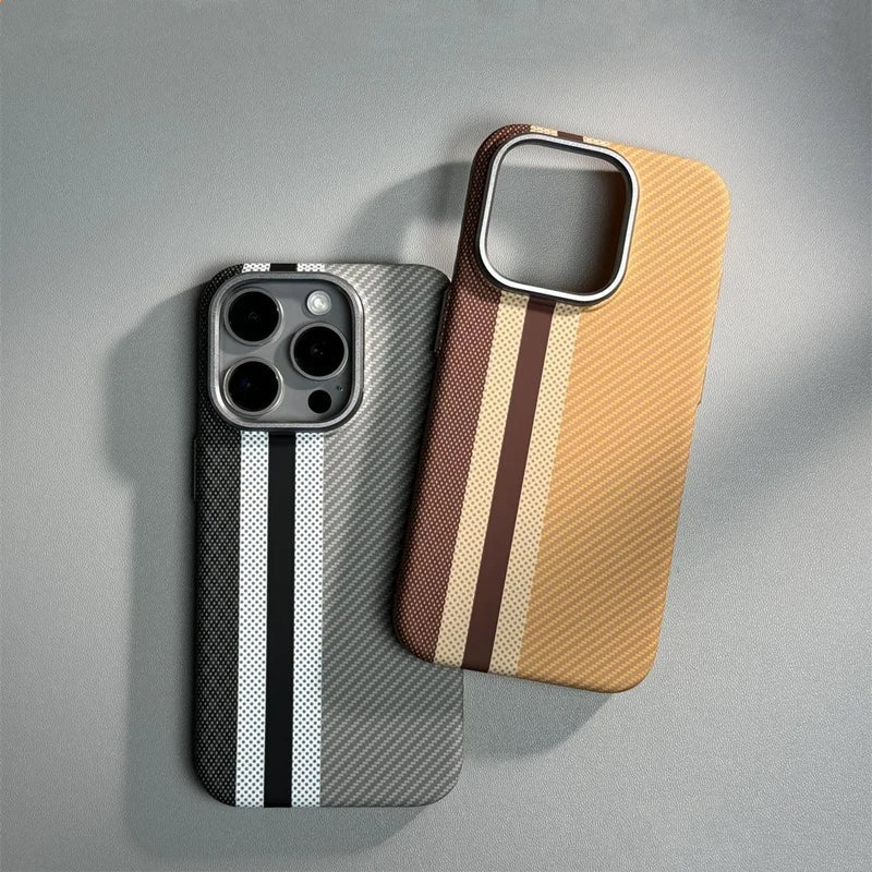 Capinha de Fibra de Carbono para iPhone com Suporte a Carregamento MagSafe