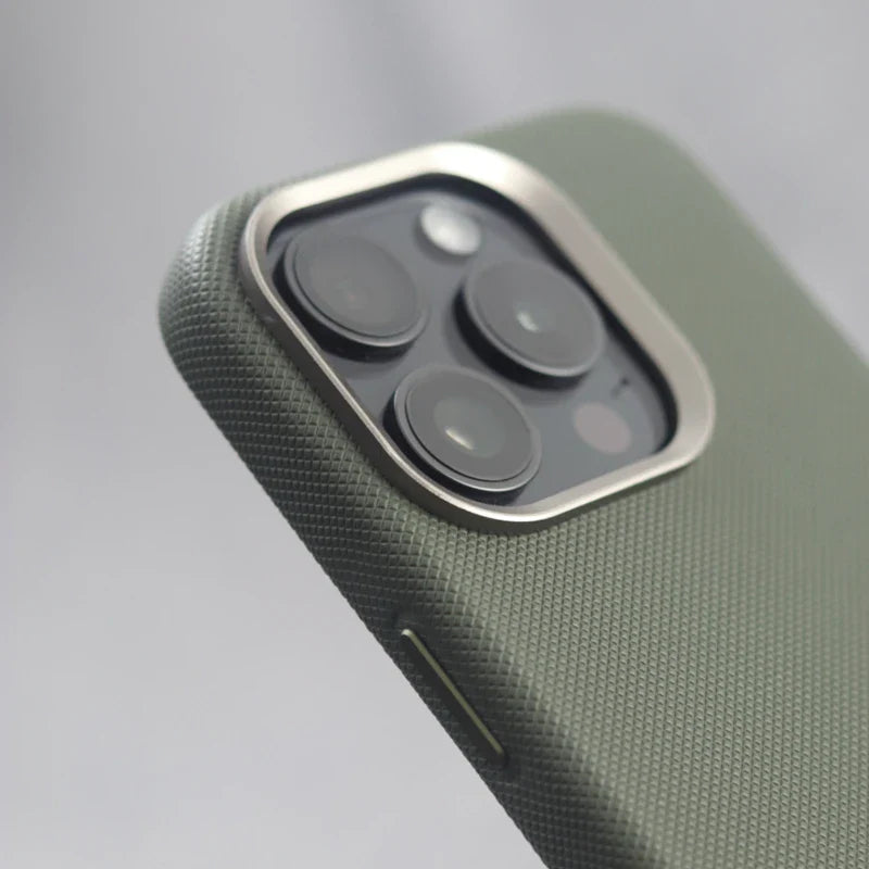 Capinha para iPhone em Couro com Alto Relevo e Compatível com Carregamento MagSafe