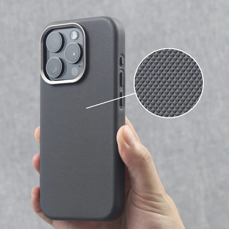 Capinha para iPhone em Couro com Alto Relevo e Compatível com Carregamento MagSafe