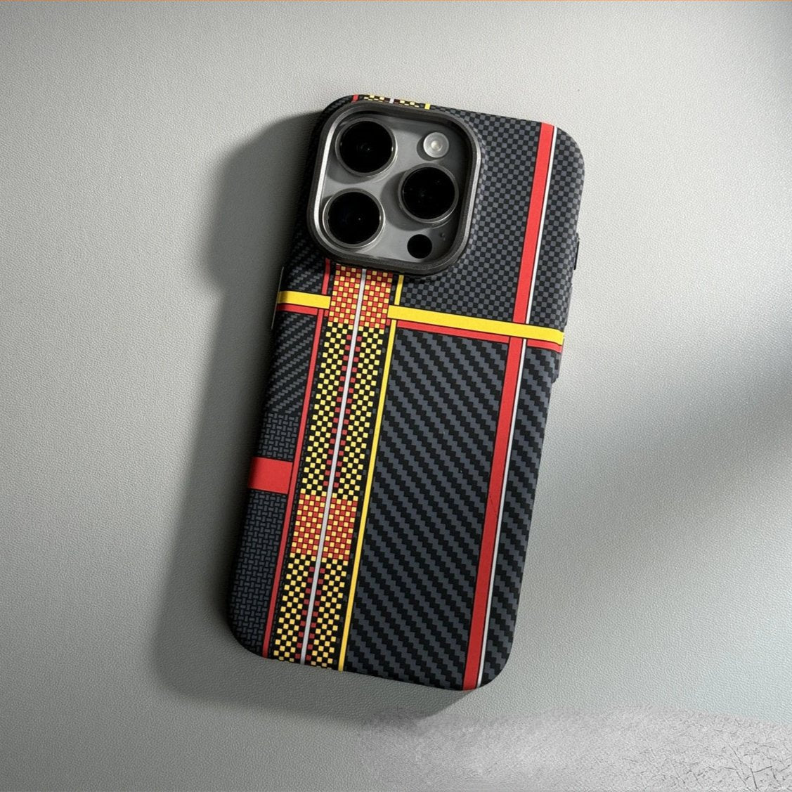Capinha para iPhone em Fibra de Carbono com Carregamento MagSafe