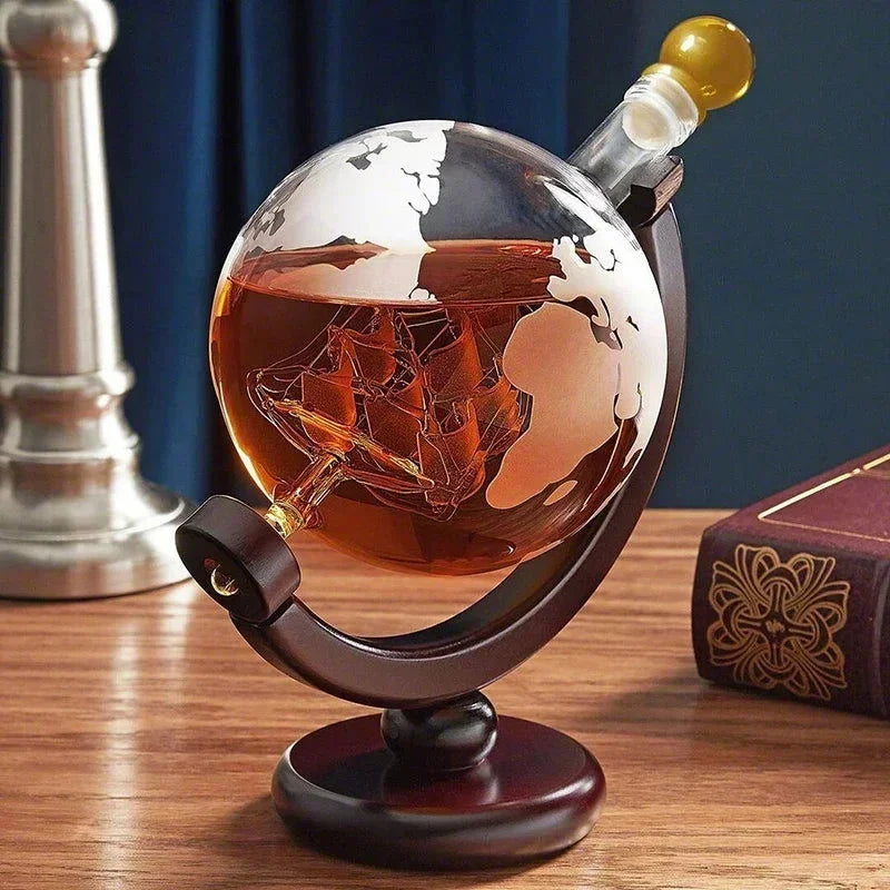 Conjunto Decanter de Vidro em Formato de Globo com Suporte de Madeira e 2 Copos