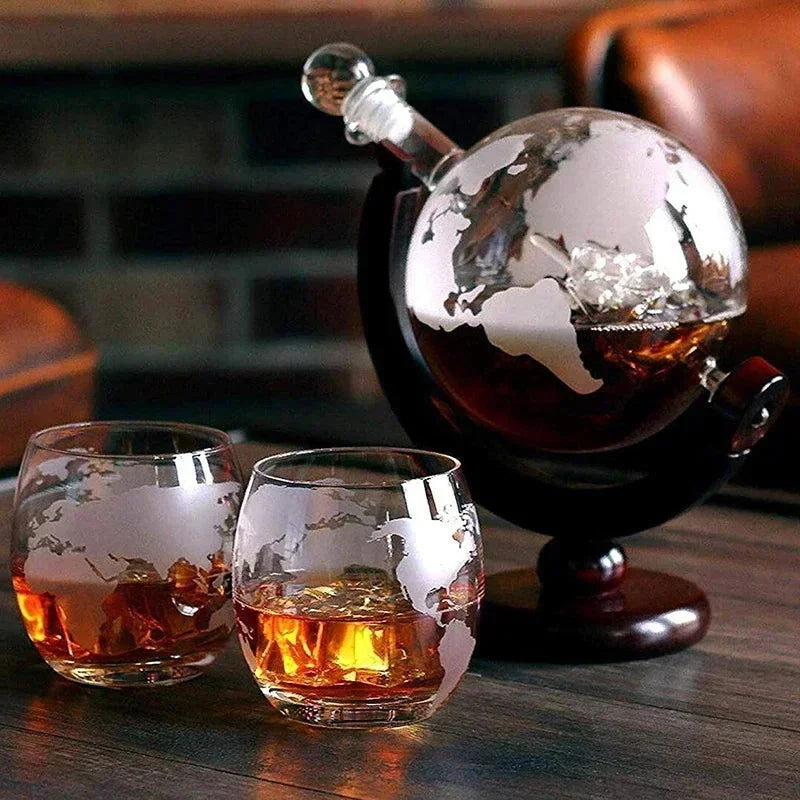 Conjunto Decanter de Vidro em Formato de Globo com Suporte de Madeira e 2 Copos