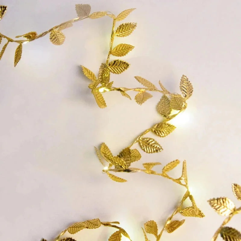 Cordão de Luzes LED Decorativo com Folhas Douradas - Iluminação Festiva