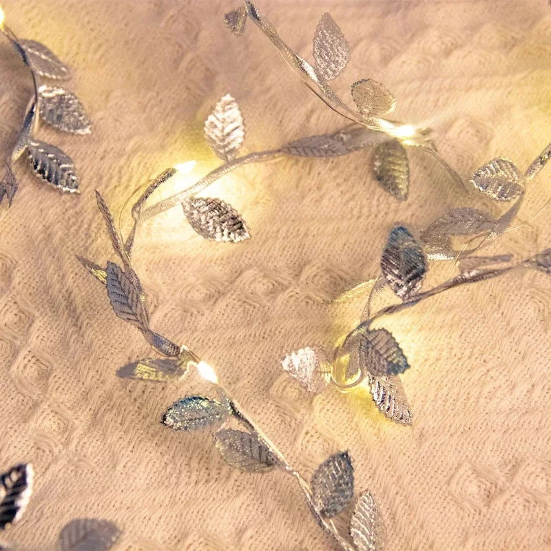 Cordão de Luzes LED Decorativo com Folhas Douradas - Iluminação Festiva