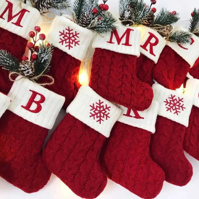Enfeite de Meias de Natal com Letras do Alfabeto - Decoração Festiva Personalizada