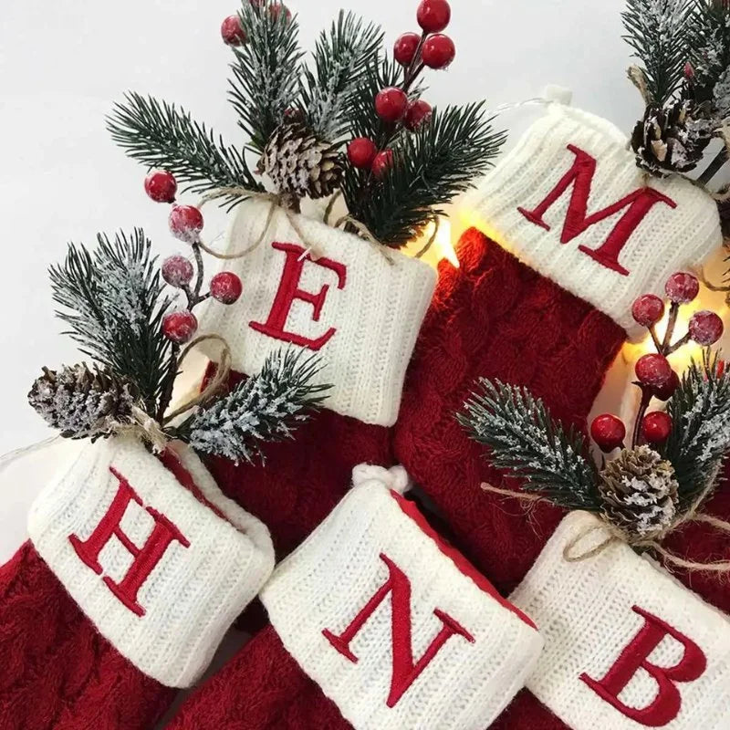 Enfeite de Meias de Natal com Letras do Alfabeto - Decoração Festiva Personalizada