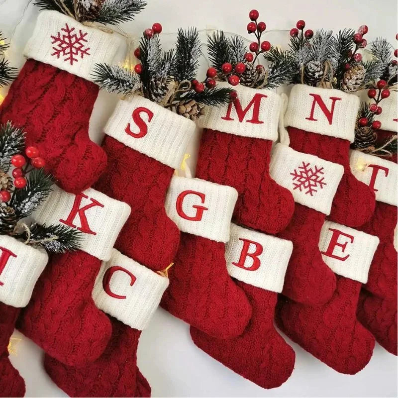 Enfeite de Meias de Natal com Letras do Alfabeto - Decoração Festiva Personalizada