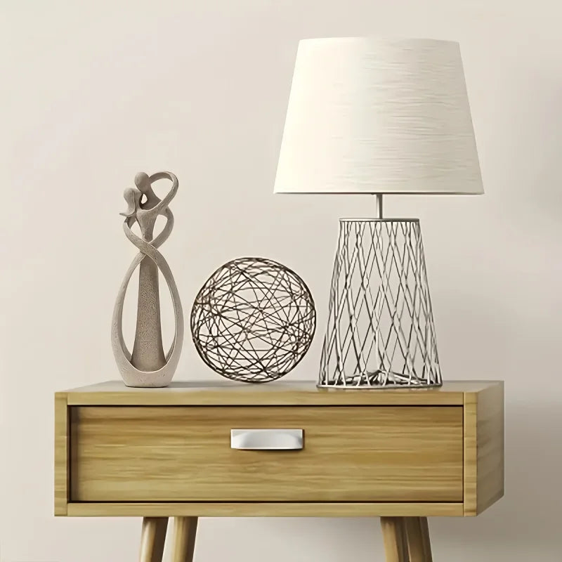 Escultura Abstrata de Casal Beijando em Resina para Decoração de Interiores