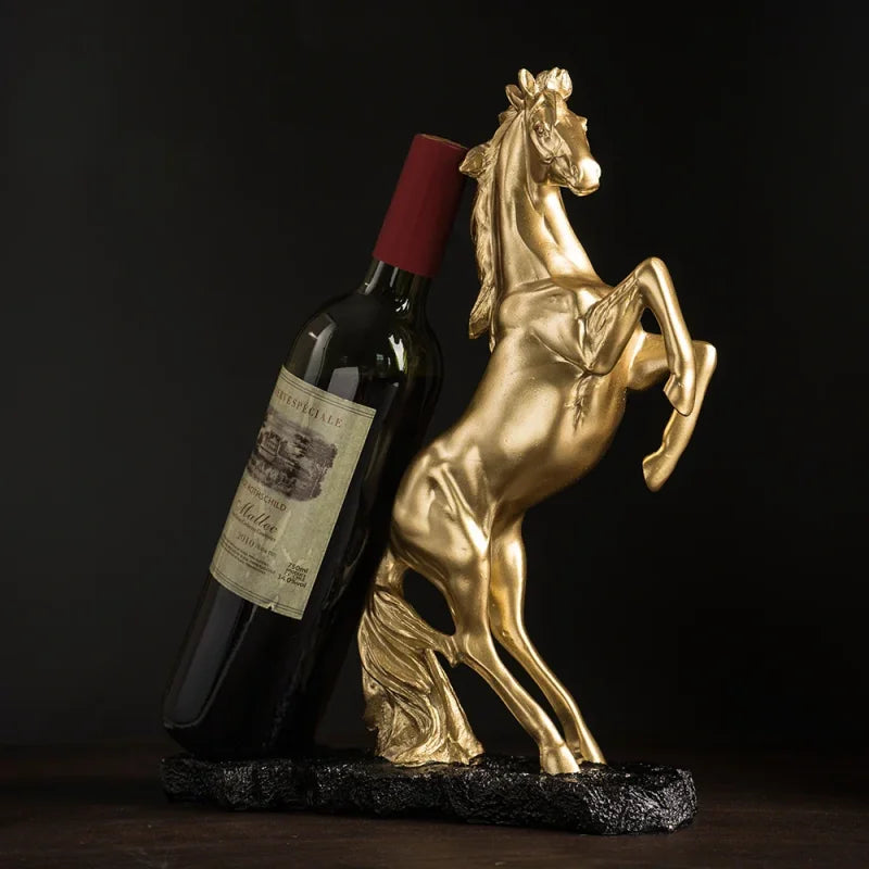 Suporte para Vinho em Resina Dourada - Cavalo de Guerra