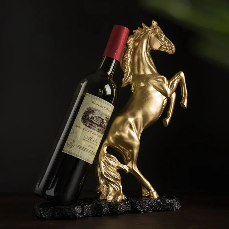 Suporte para Vinho em Resina Dourada - Cavalo de Guerra