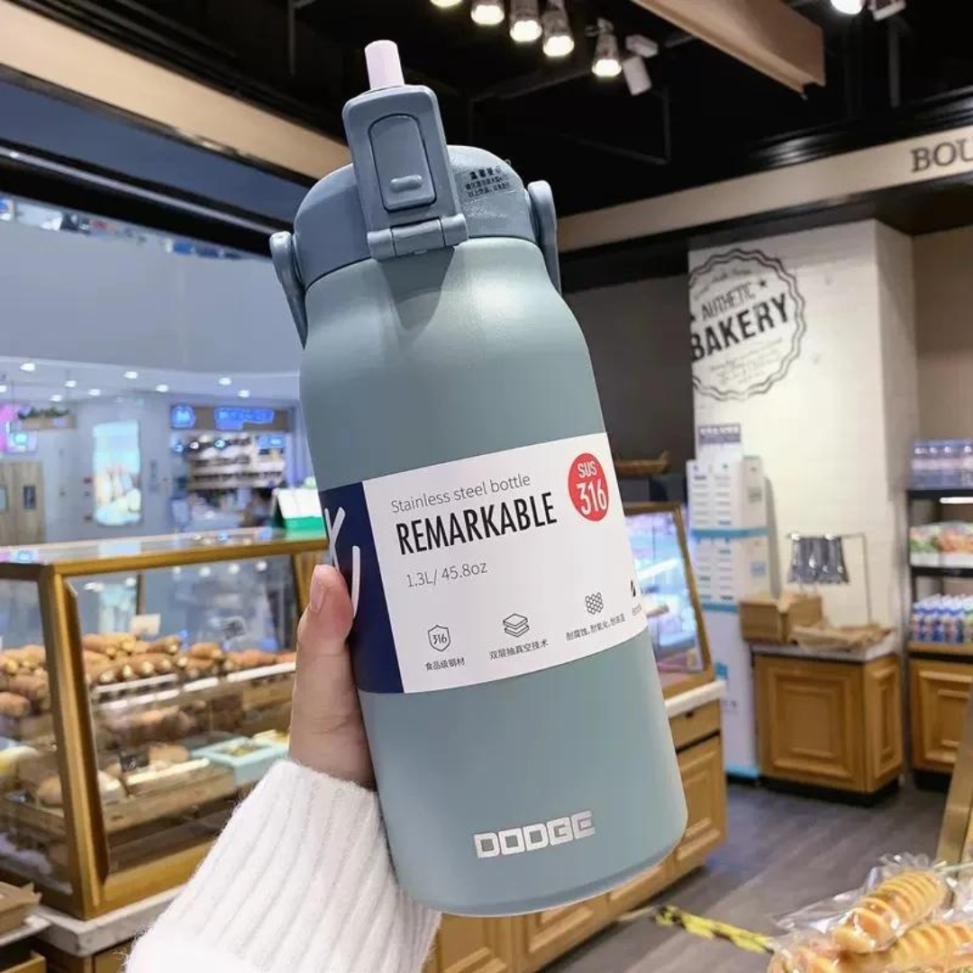 Garrafa térmica de aço inoxidável com capacidade de 1300ML e canudo