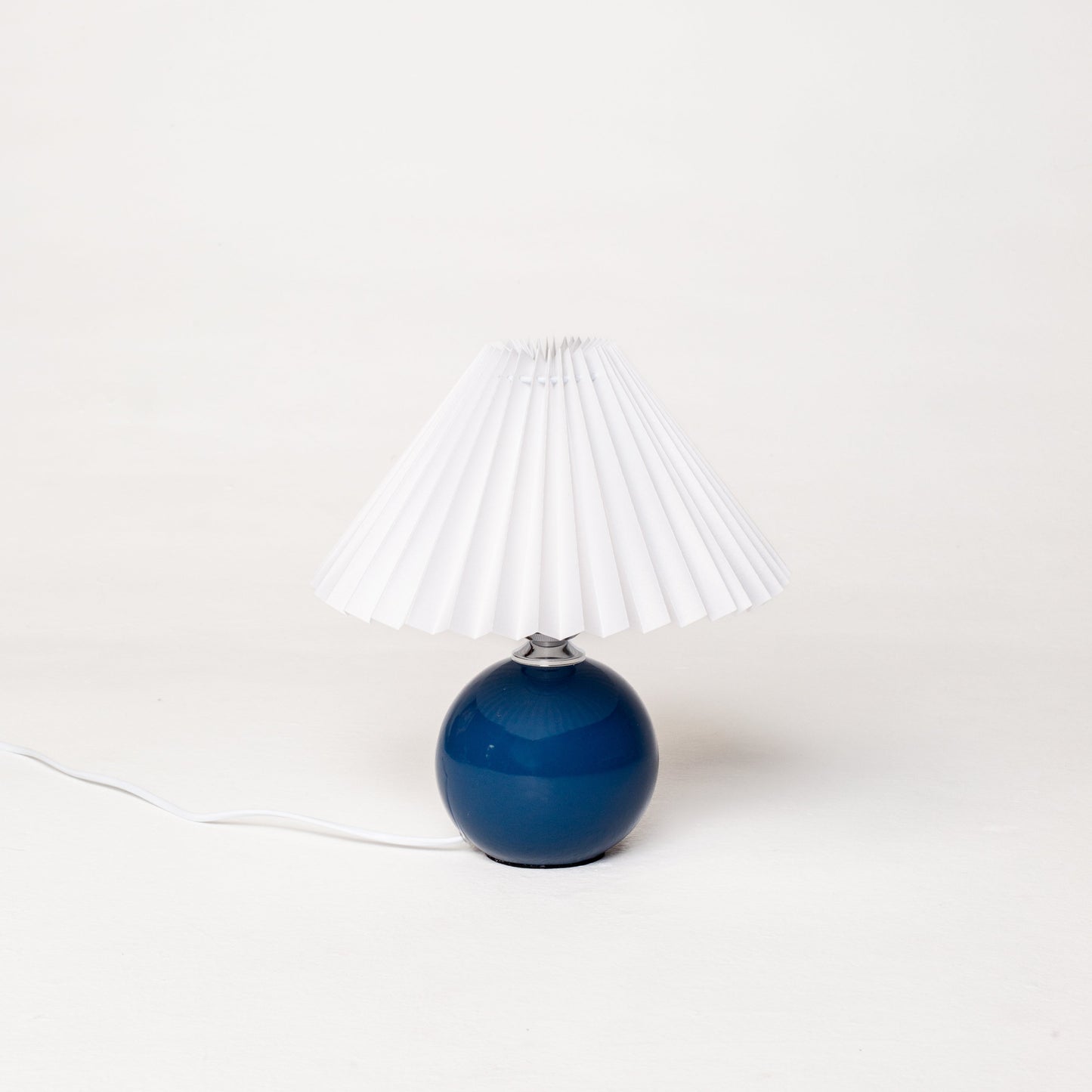 Abajur de Mesa Retrô Bivolt com Design Elegante - Iluminação Vintage para Ambiente