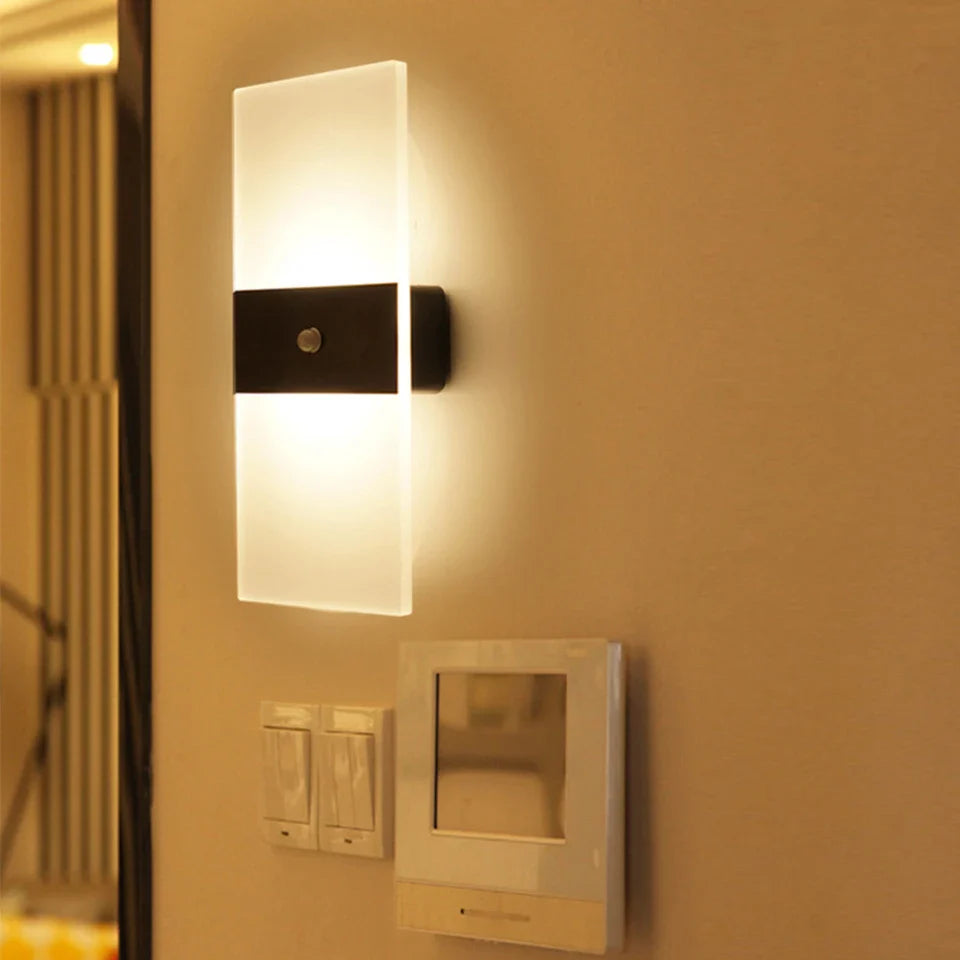Arandela de Parede Interna Transparente com Sensor de Movimento e Luz LED